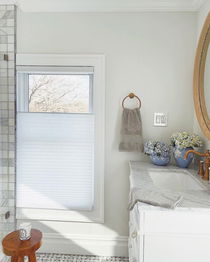 Bathroom complemented by elegant aluminum blinds