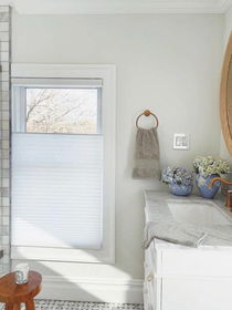 Bathroom complemented by elegant aluminum blinds